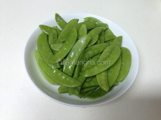 荷兰豆去筋络，洗净备用