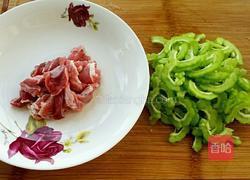 苦瓜炒肉的做法图解1