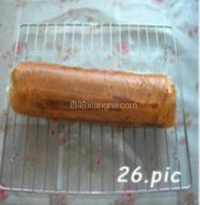 然后把蛋糕培卷起来 （给卷蛋卷一样）用油纸裹上，放置两个小时