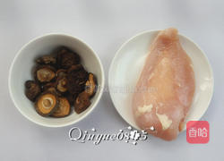 鸡片炒香菇 的做法图解1