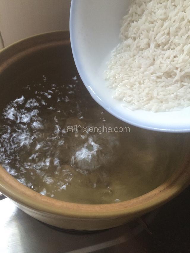 砂锅放入凉水煮开…倒入洗干净泡好的大米