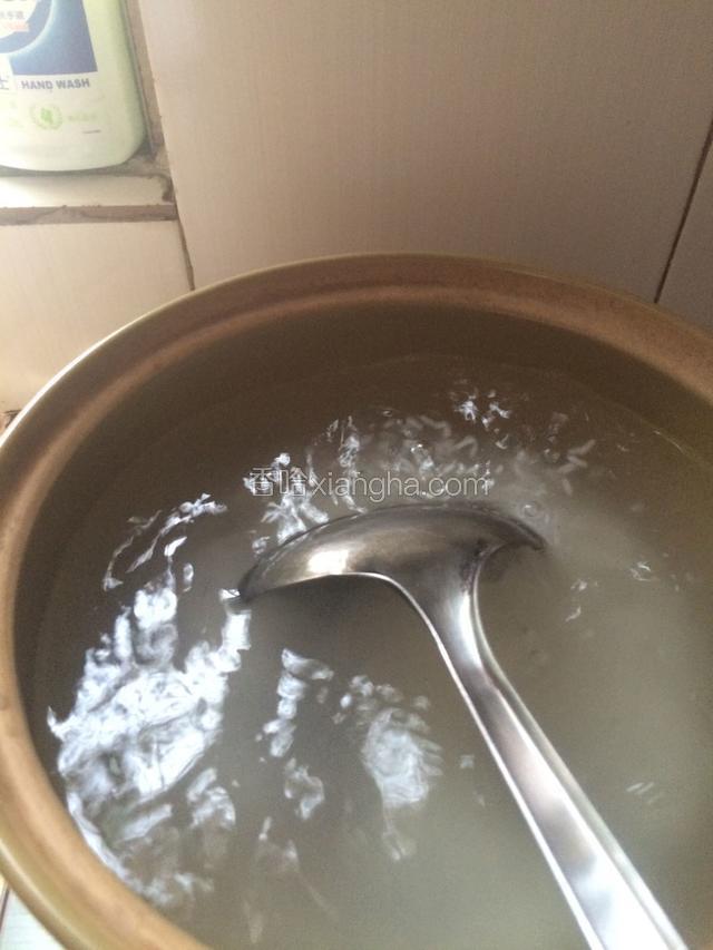 然后用勺子搅拌大米，以防米都粘住一团，大火煮沸搅拌至大米均匀散开，时长5分钟左右