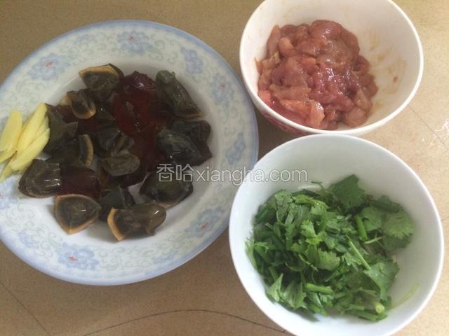 准备好主要食材，皮蛋洗干净外壳剥壳，切大小均匀的块，瘦肉切薄片加盐蚝油腌制入味，葱花香菜切好备用…