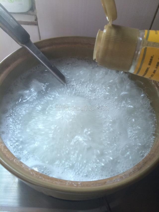 慢慢熬煮，大米稍微开花了，这时候加入适量芝麻香油…