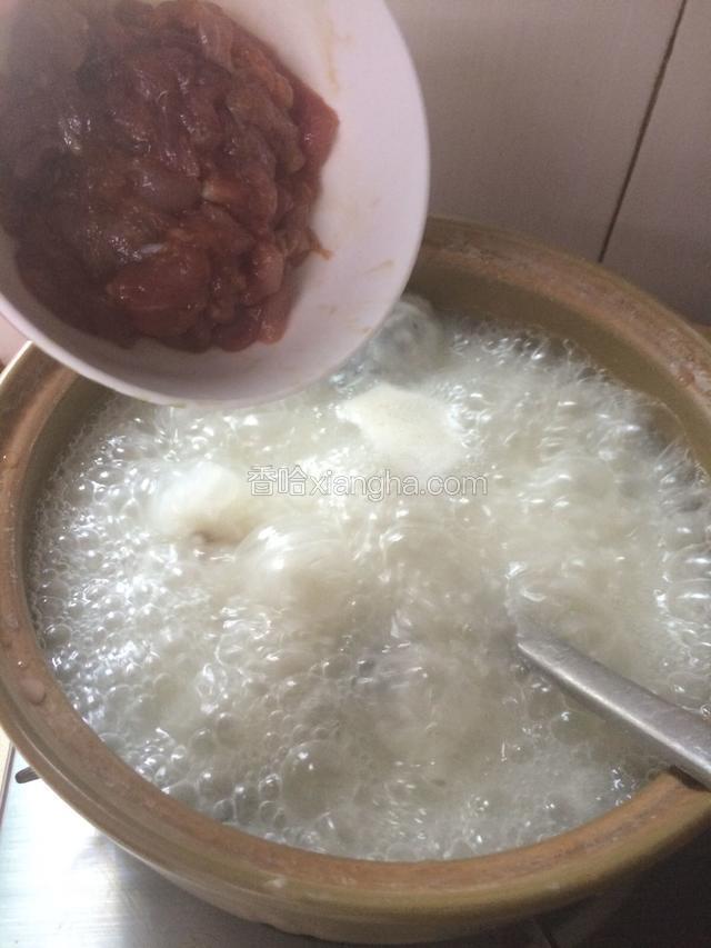 然后加入瘦肉片，大火继续煮3分钟…