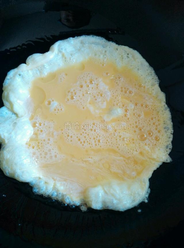 锅里热油倒入鸡蛋，鸡蛋熟后盛出来待用