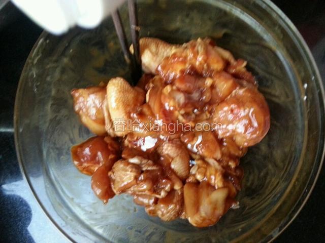 鸡腿块洗净淋干水份，加入一勺盐、一勺料酒、半勺白糖、一小汤匙尖的白胡椒粉、一小匙老抽拌匀后腌制十分钟，加入一勺淀粉拌匀，入锅前淋入适量食用油拌匀