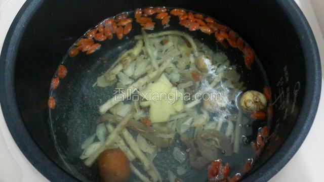 浸泡好的辅料开始入锅