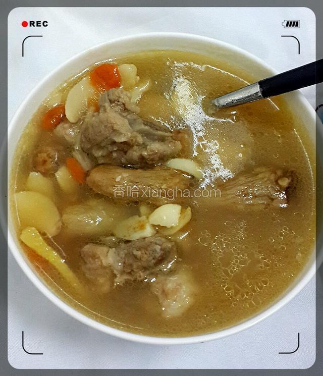 排骨入锅后我改用中火煲了90分钟，食材全部出味，排骨也骨肉分离了，加入适量盐调味即可。