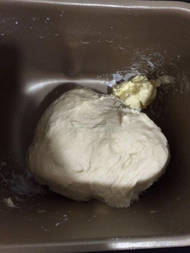 二十分钟后加入黄油，继续和面至完全阶段，我是启动了50分钟左右