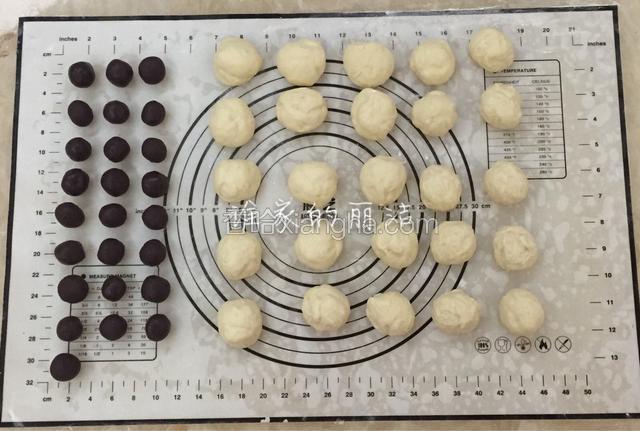 手指沾面粉插面团不回缩，发酵完毕，取出挤压排气，分成25等份，每份30克左右，滚圆后盖保鲜膜松弛20分钟