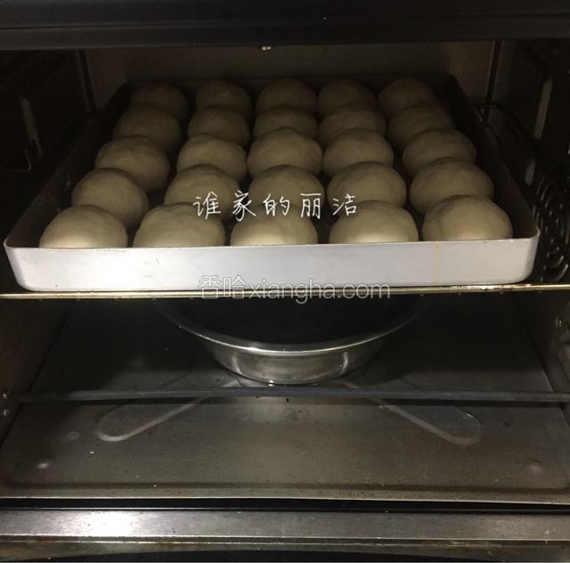 摆入烤箱中层，底下摆入一大碗开水，制造温暖湿润的环境让小餐包宝宝们进行二发，若烤箱有发酵功能可以开启，用时大概45分钟，千万不可超过过一小时，好了，这会你可以该干哈就干哈去，当然还能睡一觉～哈哈哈