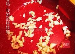 蒜香土豆炒香肠的做法图解2