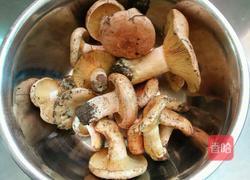 炒鲜菌的做法图解1