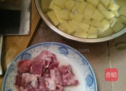 土豆炖排骨的做法图解1