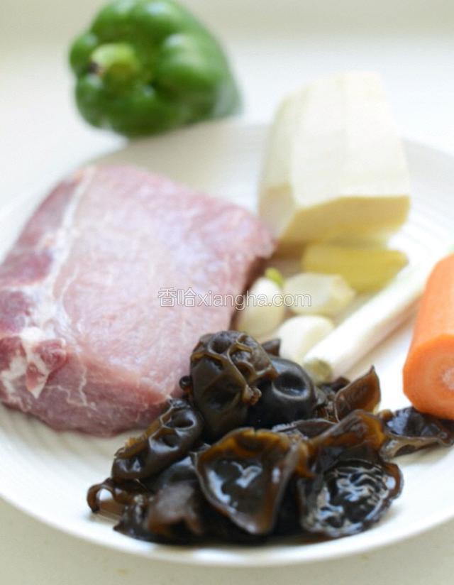 准备猪肉，笋，姜，葱，蒜，胡萝卜，青椒，木耳，
