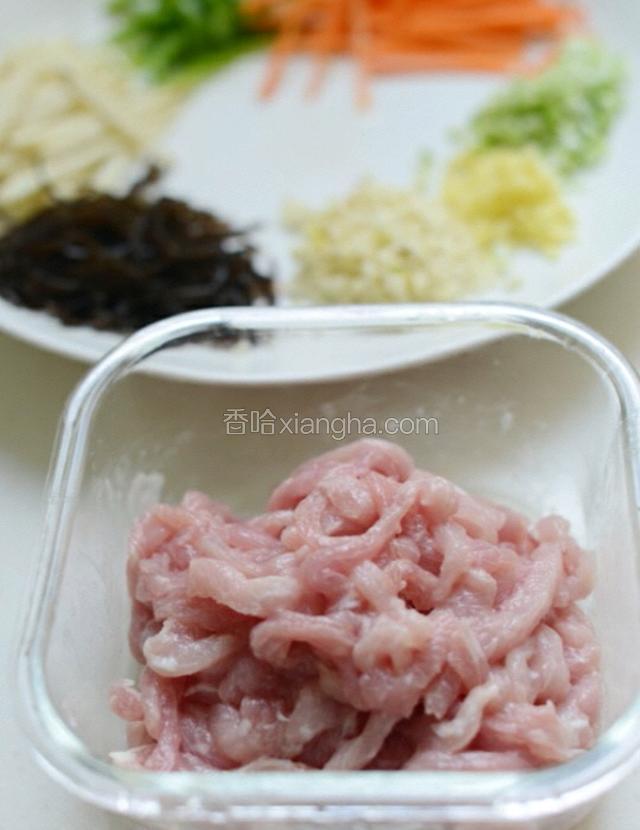 猪肉切粗条，用盐，料酒，淀粉加点油腌制，其他素菜切丝备用