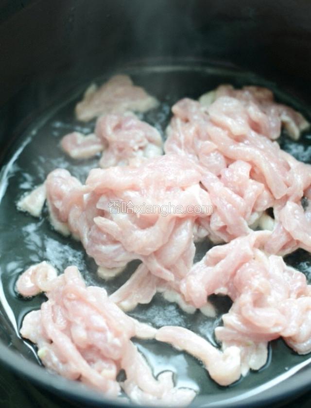 热油锅，放入猪肉翻炒变色