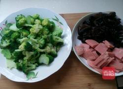 木耳火腿西兰花的做法图解1