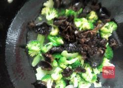 木耳火腿西兰花的做法图解2