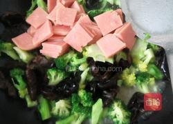 木耳火腿西兰花的做法图解3
