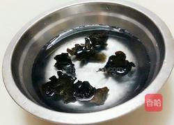 黑木耳芹菜炒腐竹的做法图解2