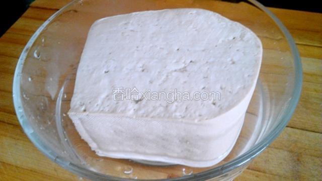 豆腐洗净待用