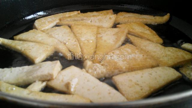 上锅，将豆腐两面煎黄盛出。