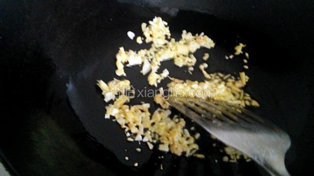 油热八成，放入葱姜蒜炒出味。