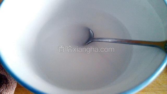 菜炒好放入适量的淀粉，出锅前，淋一点香油进去。