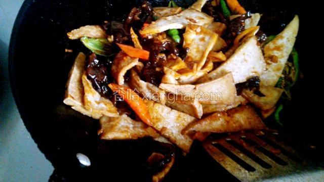 这时候豆腐就可以放入锅里，继续翻炒入味。放入，味极鲜，盐，糖，料酒。