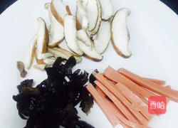 虾仁火腿香菇打卤面的做法图解2