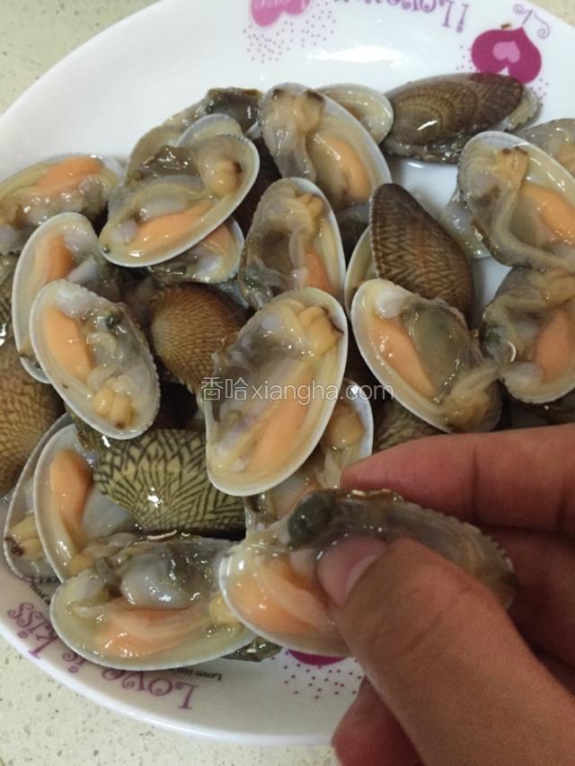 花甲洗干净，去肉脏。