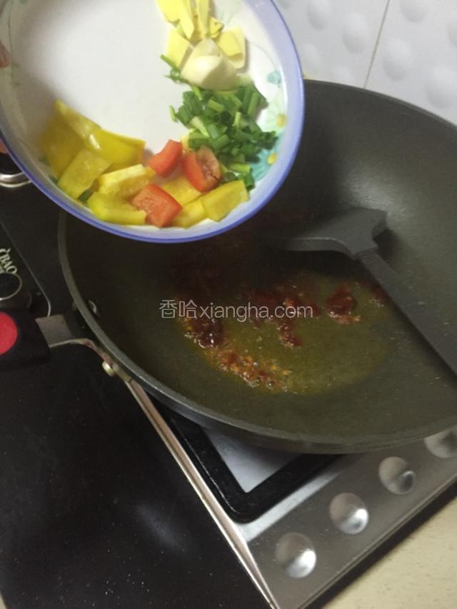 锅倒适量油，豆瓣酱入锅炒香食材一起翻炒。