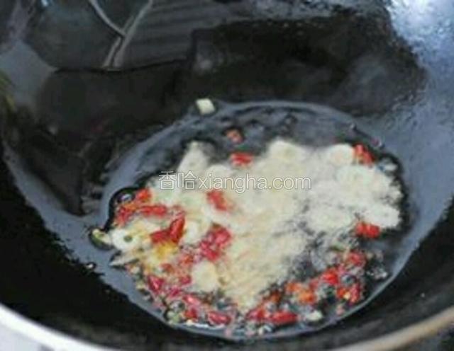 锅内放入葱姜蒜，干辣椒，花椒八角大料爆香