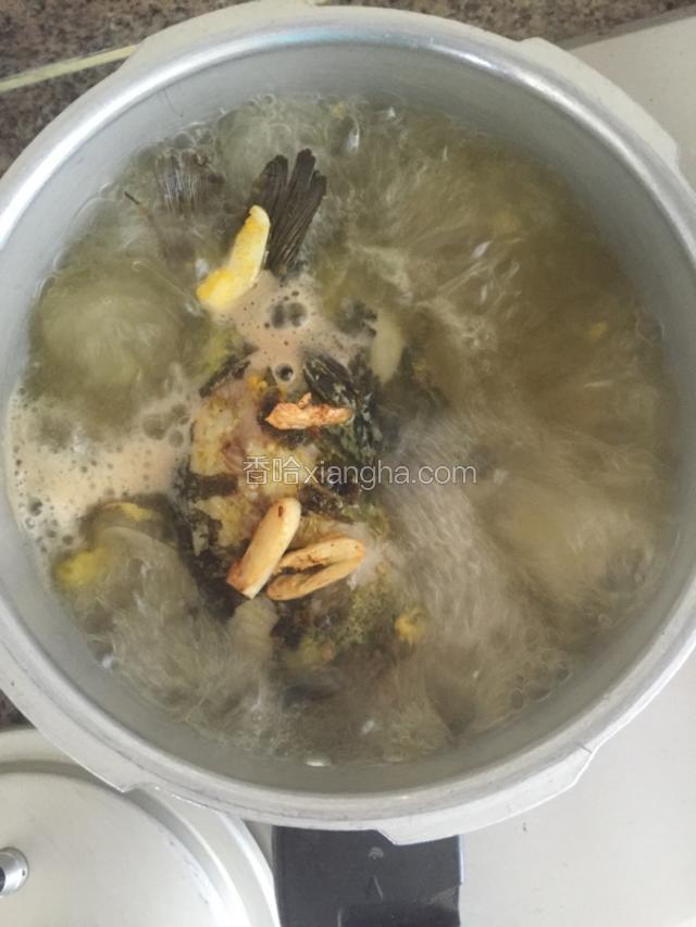 汤锅放水，下豆腐、泡椒、胡椒粒把水煮开，把煎好的黄骨鱼倒入汤锅，中火煮二十分钟