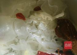 银耳莲子羹的做法图解3