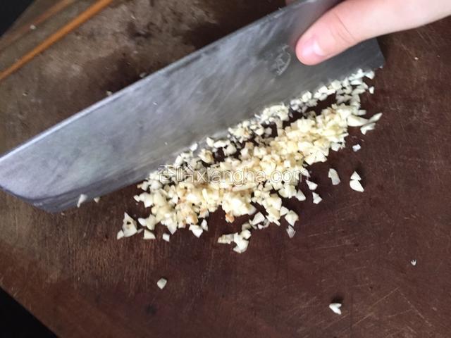 将香菇、大蒜、香菜等切碎