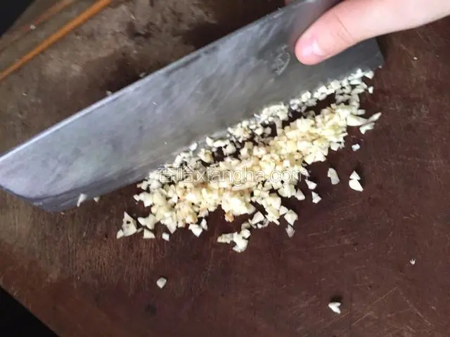 将香菇、大蒜、香菜等切碎