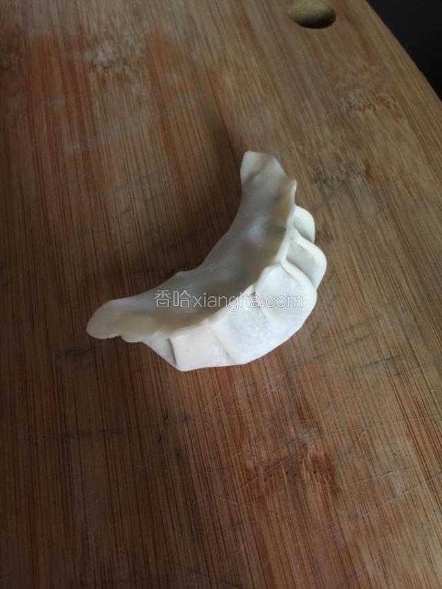 馅已经完成了，现在就需要饺子皮，包饺子啦，各个地方包饺子皮的方法可能不一样，我们这的就长这样啦！大家见笑了?
