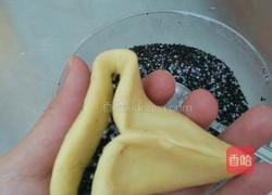 黑芝麻白糖三角包的做法图解2