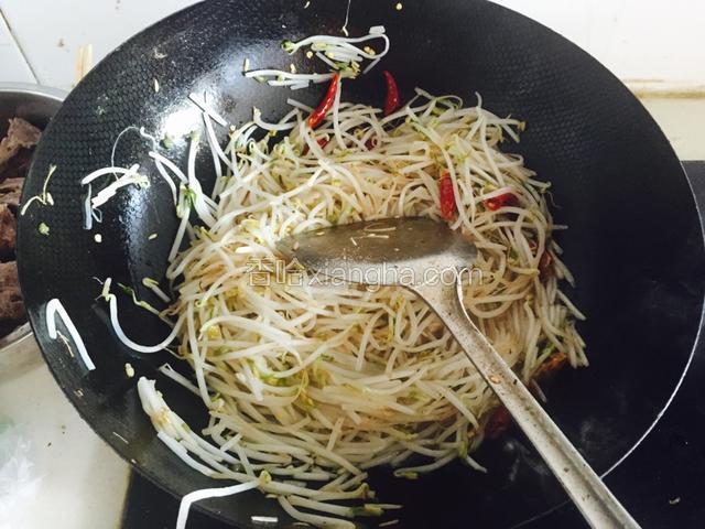 翻炒至绿豆芽变软变色，出水，加味精，关火
