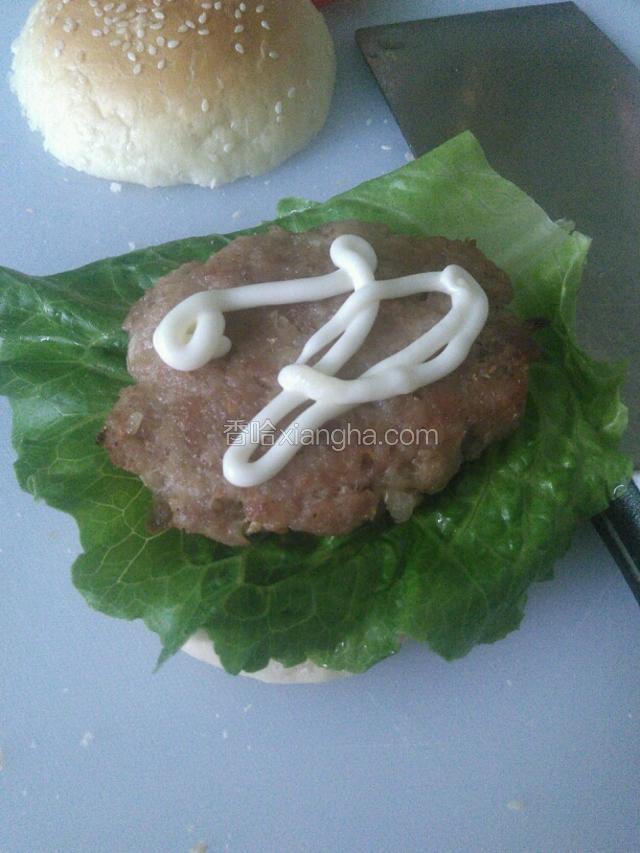 放肉排挤沙拉酱