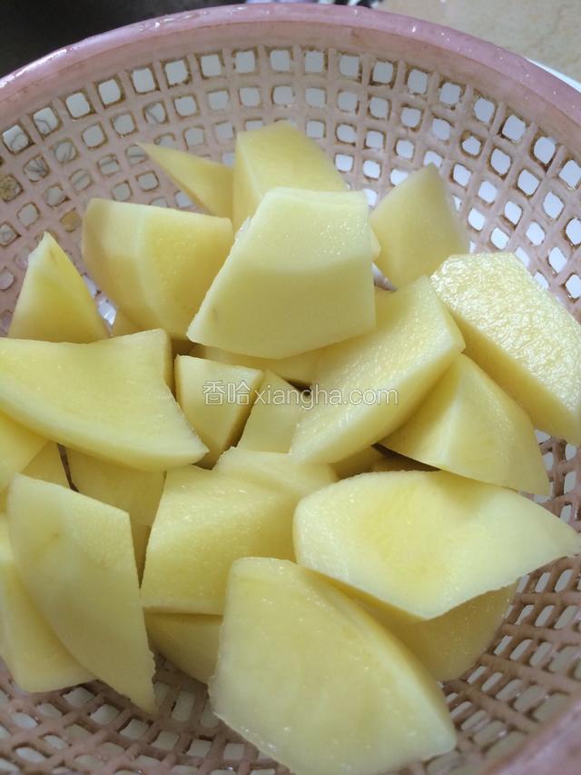 紧接着把土豆滤干水分备用