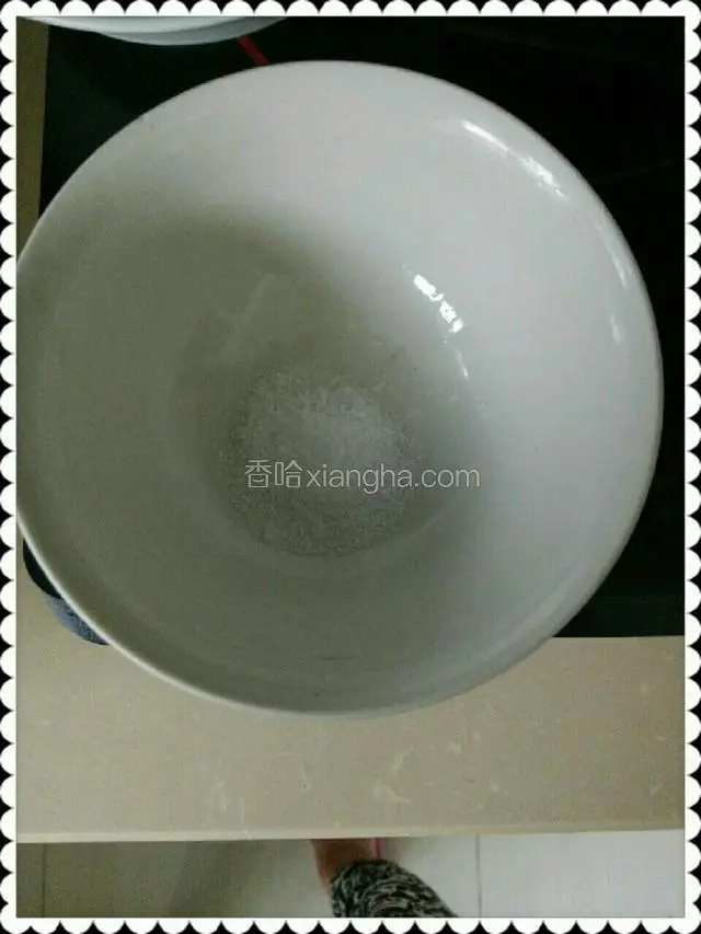 取一吃饭碗放盐