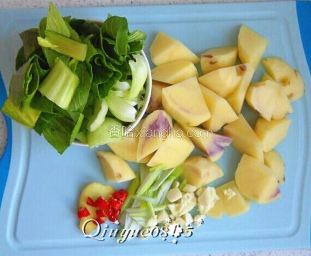 土豆切滚刀块；油菜切段；葱蒜辣椒切碎；姜切片；