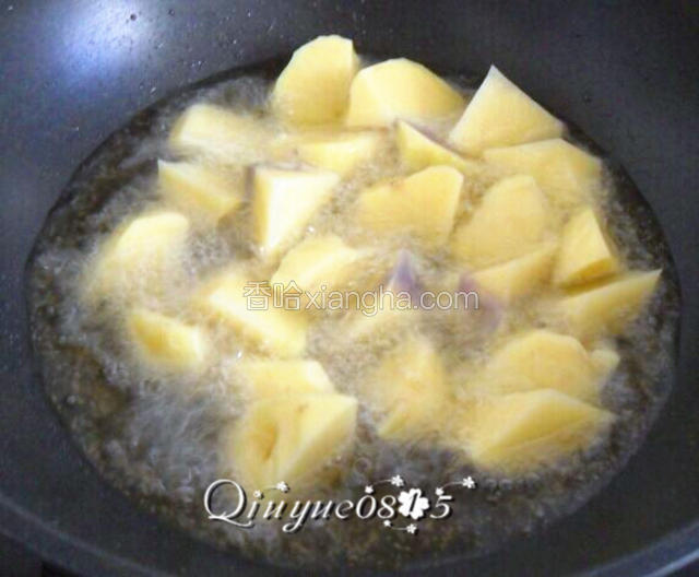 土豆用油炸一下，金黄即可。