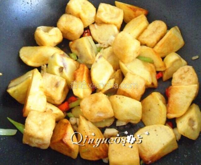 放炸过的土豆和炸豆腐。稍炒。