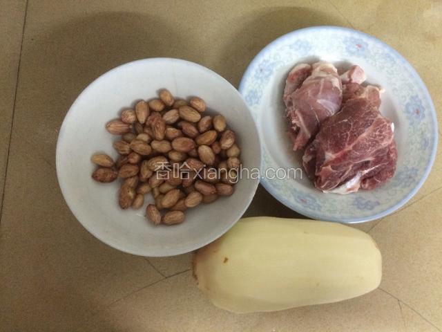 如图把材料准备好，花生米提前泡发…莲藕削皮备用