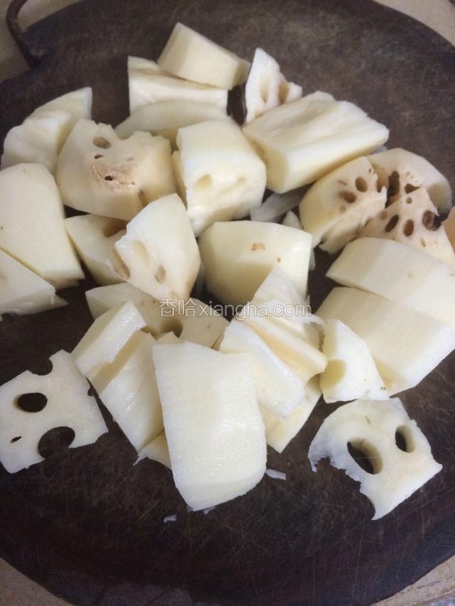 莲藕切大小适中的块，备用